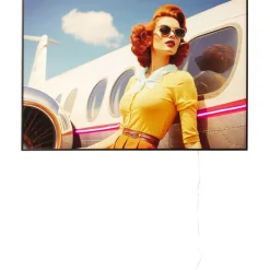 KARE Design Tableau encadré LED Jetset Lean Lady 120x80cm> Accessoires